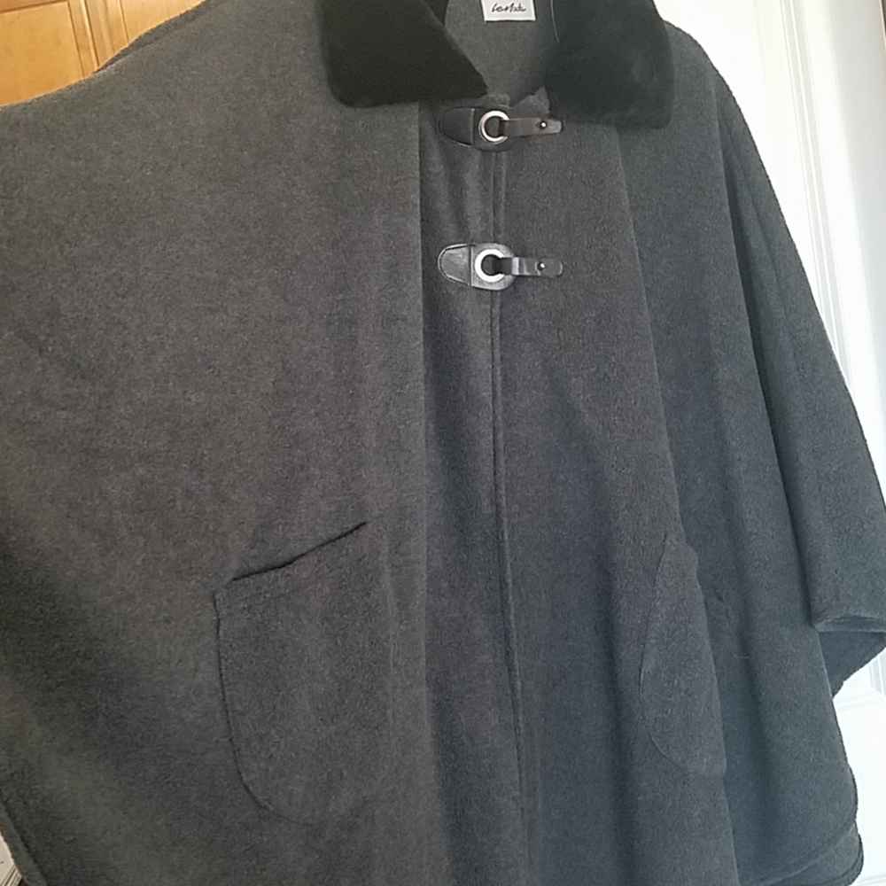 Cape/wrap - Picture 3 of 5